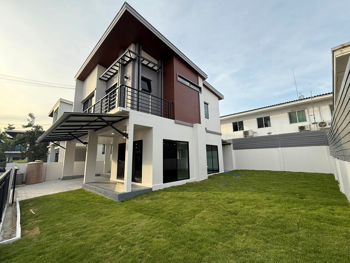 เนื้อที่เยอะ สนามหญ้ารอบบ้าน 🌳 วี ทู อ่อนนุช - พระราม 9 / 3 ห้องนอน (ขาย), We 2 Onnut - Rama 9 / 3 Bedrooms (FOR SALE) POON123