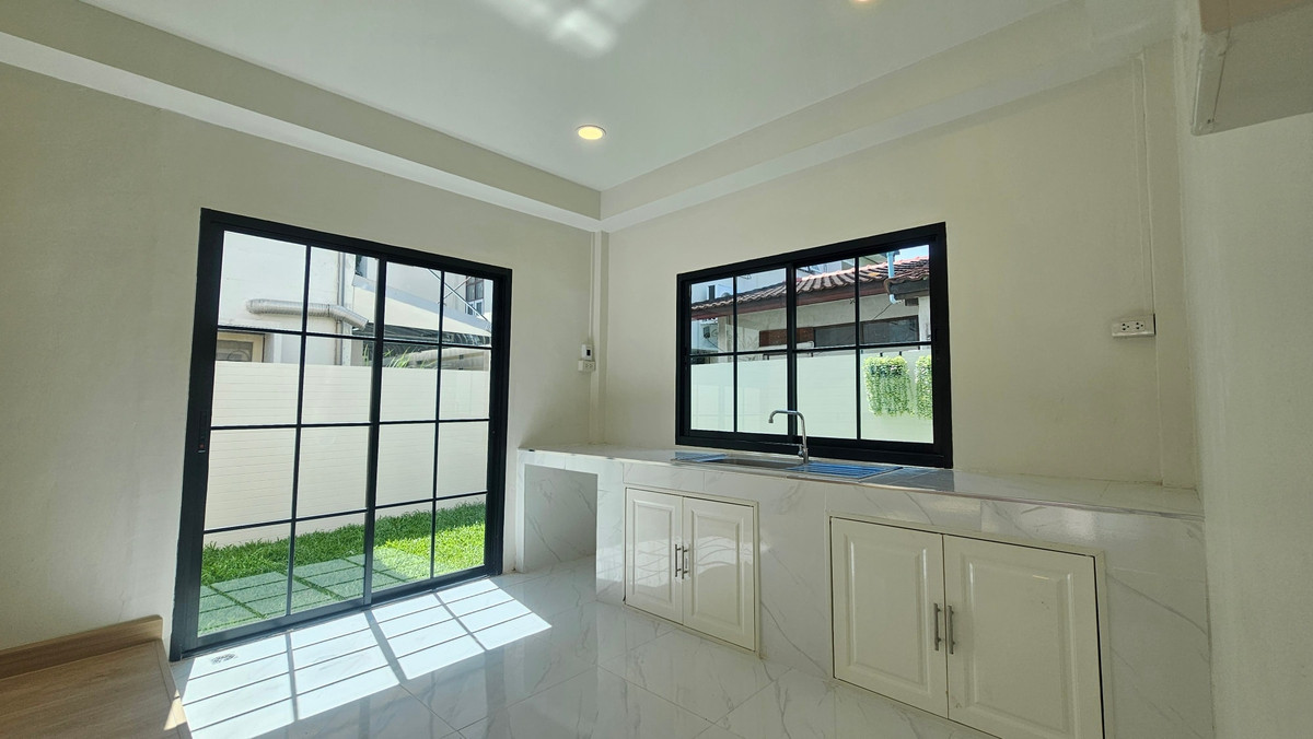 หมู่บ้าน ถาวรนิเวศน์ 2 / 4 ห้องนอน (ขาย), Moo Baan Thavorn Niwet 2 / 4 Bedrooms (FOR SALE) YOK084