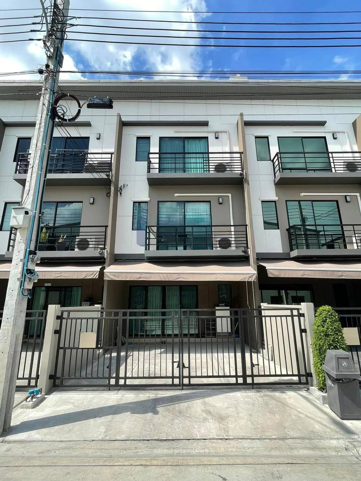 BEST DEAL! หน้าบ้านไม่ชนใคร ใหม่พร้อมอยู่ 💥 บ้านกลางเมือง ศรีนครินทร์ - อ่อนนุช / 3 ห้องนอน (ขาย), Baan Klang Muang Srinakarin - Onnut / 3 Bedrooms (FOR SALE) FON269