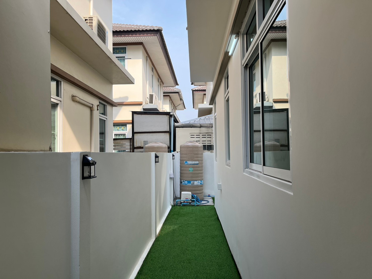 บ้านแฝด หมู่บ้านชิชากร 2 / 3 ห้องนอน (ขาย), Semi - detached house Chichakorn Village 2 / 3 Bedrooms (FOR SALE) AOM082