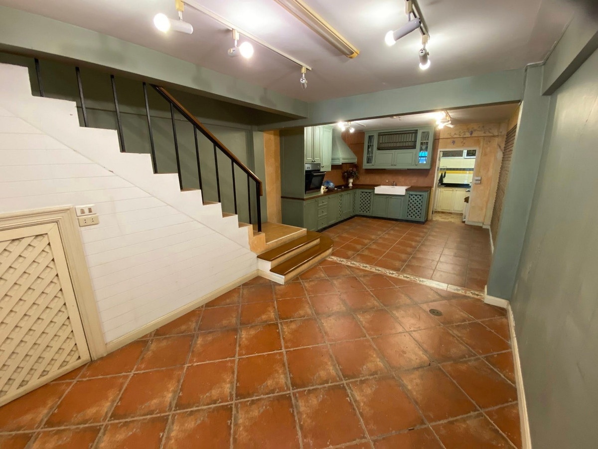 อาคารพาณิชย์ ถนนศรีนครินทร์ / 4 ชั้น (ขาย), Commercial Building Srinakarin Road / 4 Floors (FOR SALE) YOK109