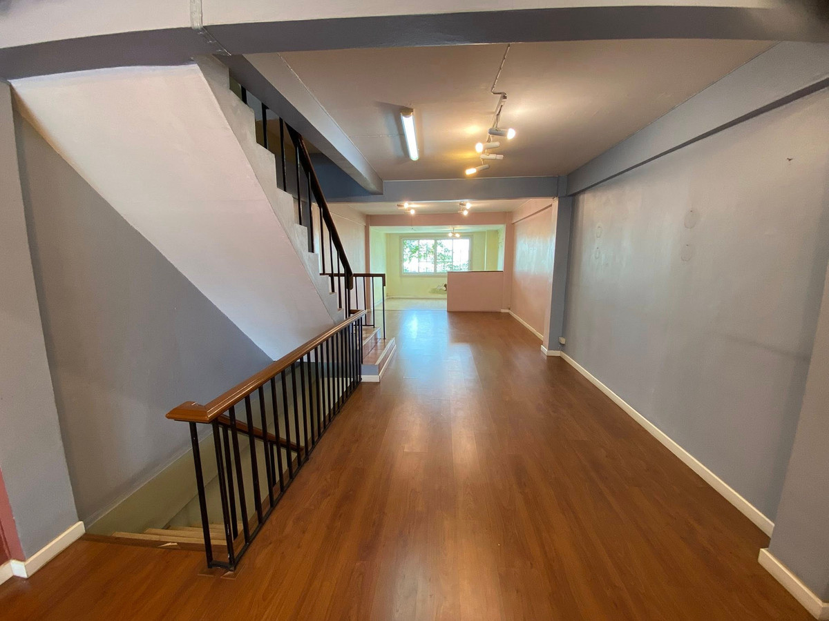 อาคารพาณิชย์ ถนนศรีนครินทร์ / 4 ชั้น (เช่า), Commercial Building Srinakarin Road / 4 Floors (FOR RENT) YOK109