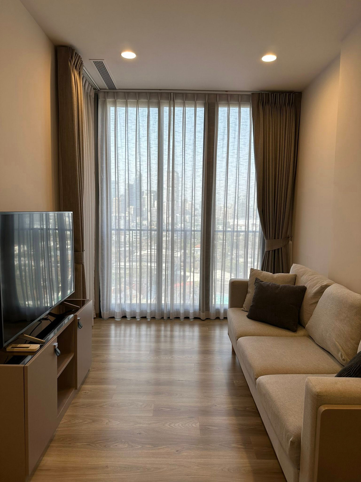 Oka Haus Sukhumvit 36 / 1 Bedroom (SALE WITH TENANT), โอกะ เฮ้าส์ สุขุมวิท 36 / 1 ห้องนอน (ขายพร้อมผู้เช่า) NA041