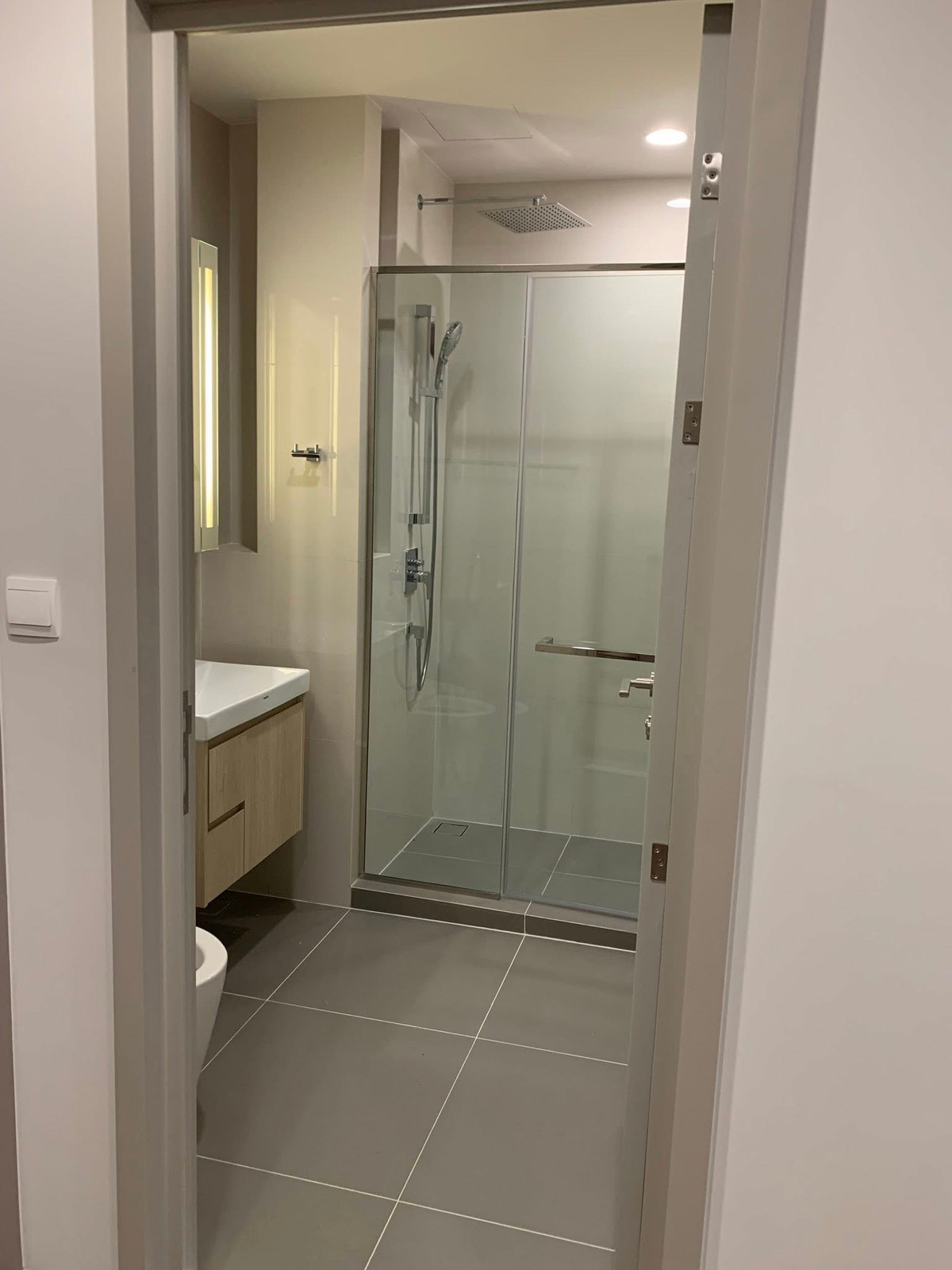 Oka Haus Sukhumvit 36 / 1 Bedroom (SALE WITH TENANT), โอกะ เฮ้าส์ สุขุมวิท 36 / 1 ห้องนอน (ขายพร้อมผู้เช่า) NA041