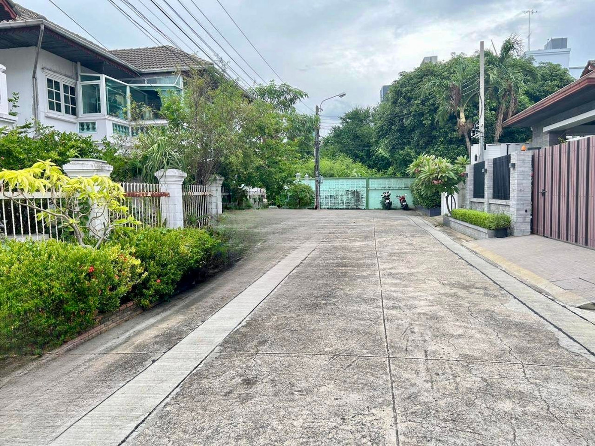 บ้านพร้อมที่ดิน หมู่บ้านรุ่งเจริญ ซอยวชิรธรรมสาธิต 21 / 6 ห้องนอน (ขาย), House With Land Rung Charoen Village Soi Wachiratham Sathit 21 / 6 Bedrooms (FOR SALE) GNG049