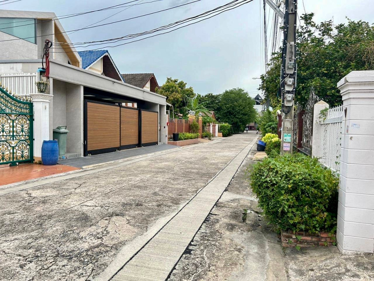 บ้านพร้อมที่ดิน หมู่บ้านรุ่งเจริญ ซอยวชิรธรรมสาธิต 21 / 6 ห้องนอน (ขาย), House With Land Rung Charoen Village Soi Wachiratham Sathit 21 / 6 Bedrooms (FOR SALE) GNG049