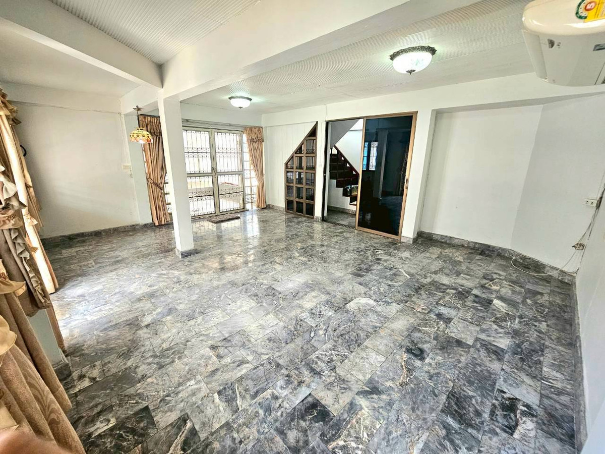 บ้านพร้อมที่ดิน หลังมุมส่วนตัว ใกล้รถไฟฟ้า 🔥 ทาวน์เฮ้าส์ ลาดพร้าว 87 / 3 ห้องนอน (ขาย), Townhouse Ladprao 87 / 3 Bedrooms (FOR SALE) FAHS048