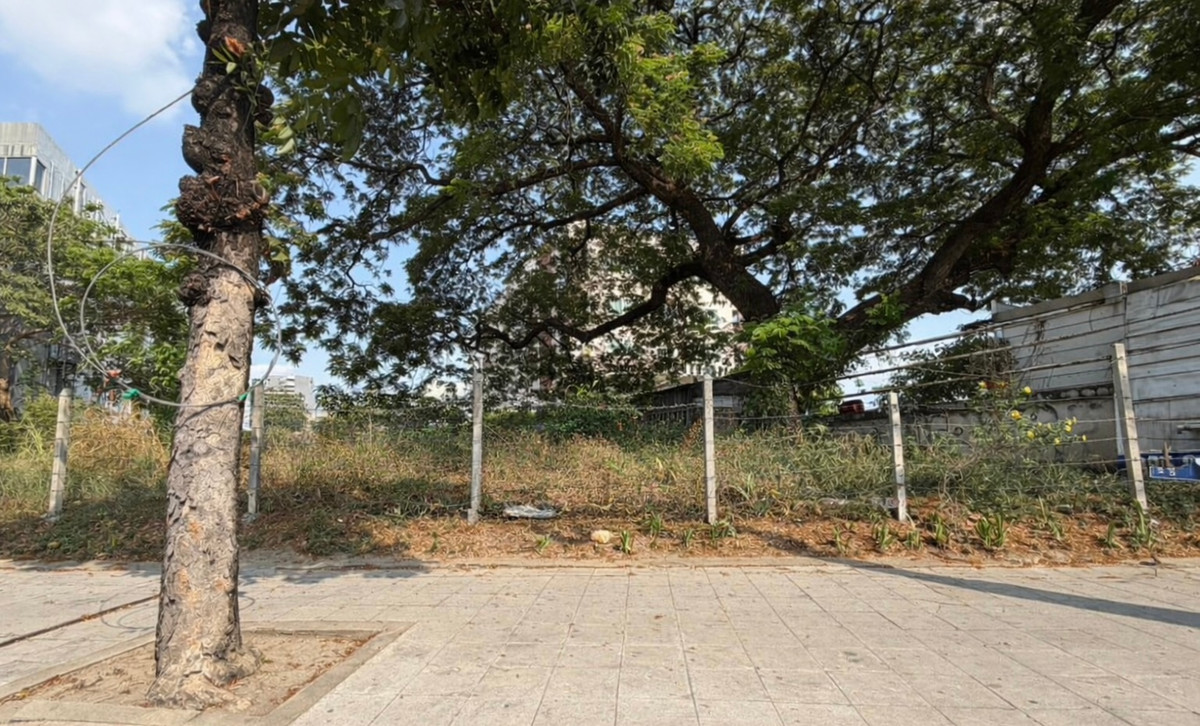 ที่ดิน ติดถนนนวมินทร์ / (ขาย), Land Nawamin Road / (FOR SALE) MNT023
