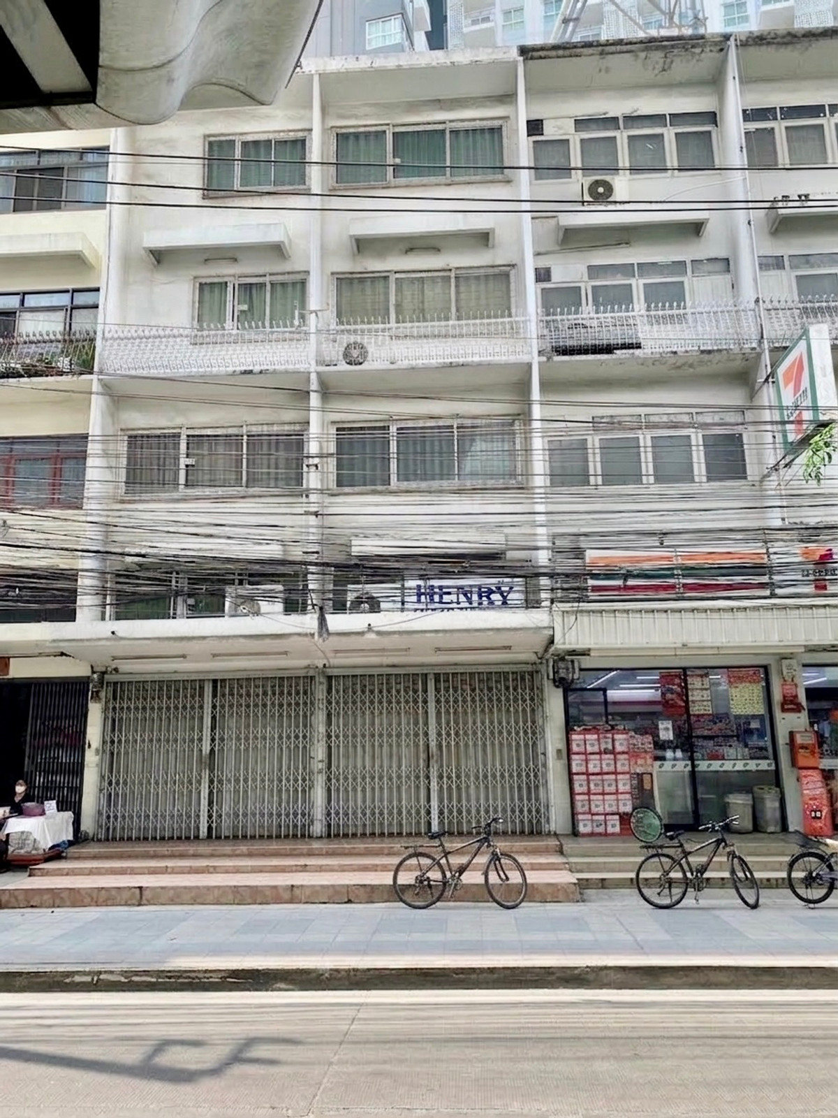 ตึกแถว ตรงข้าม MRT วงศ์สว่าง / 2 คูหา (ขาย), Commercial Building opposite MRT Wongsawang / 2 Units (FOR SALE) BNS024