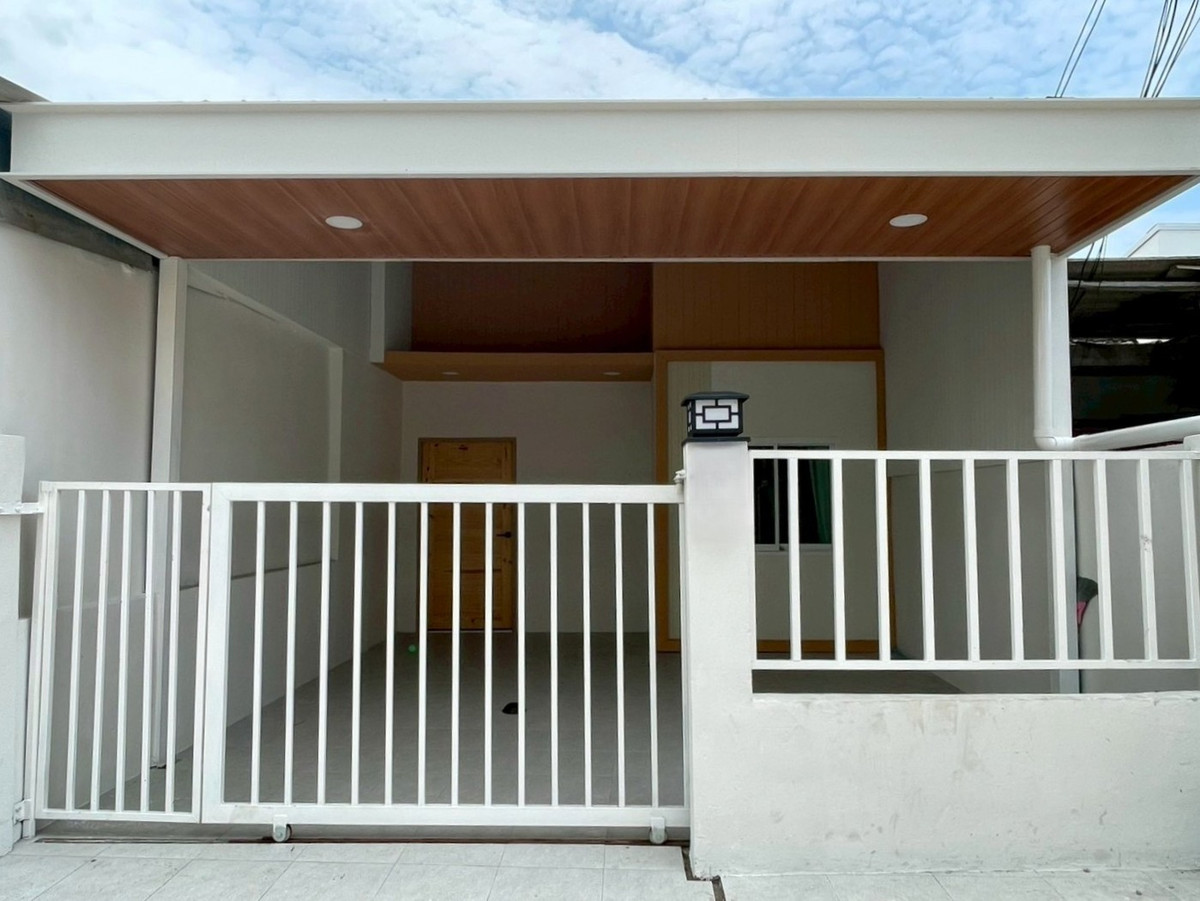 ผ่อนถูกกว่าเช่า! บ้านรีโนเวทใหม่ สุขุมวิท 43 🔥 ทาวน์เฮ้าส์ พัทยาเหนือ / 2 ห้องนอน (ขาย), Townhouse North Pattaya / 2 Bedrooms (FOR SALE) BEWN112