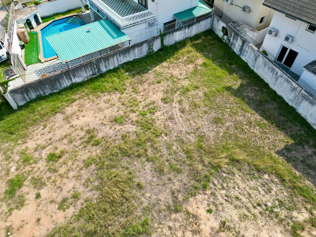 โอกาสทอง! หน้ากว้าง ติดถนนเลียบรถไฟ ใกล้มอเตอร์เวย์ 🔥 ที่ดิน 257 ตร.วา ติดถนนเลียบทางรถไฟ พัทยาเหนือ / (ขาย), Land 257 sq.wah next to the railway side road North Pattaya / (FOR SALE) BEWN124