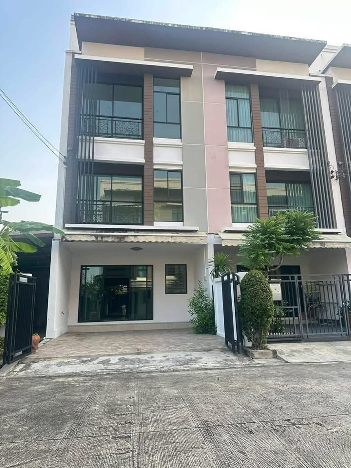 ทาวน์โฮม บ้านกลางเมือง นวมินทร์ 42 / 3 ห้องนอน (ขาย), Townhome Baan Klang Muang Nawamin 42 / 3 Bedrooms (FOR SALE) MNT078