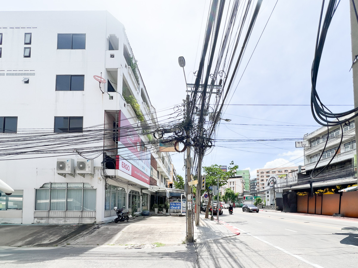 อาคารพาณิชย์ 2 คูหา ซอยอุดมสุข 49 / 4 ชั้น (ขายพร้อมผู้เช่า), Commercial Building 2 Units Soi Udomsuk 49 / 4 Storey (SALE WITH TENANT) GNG095