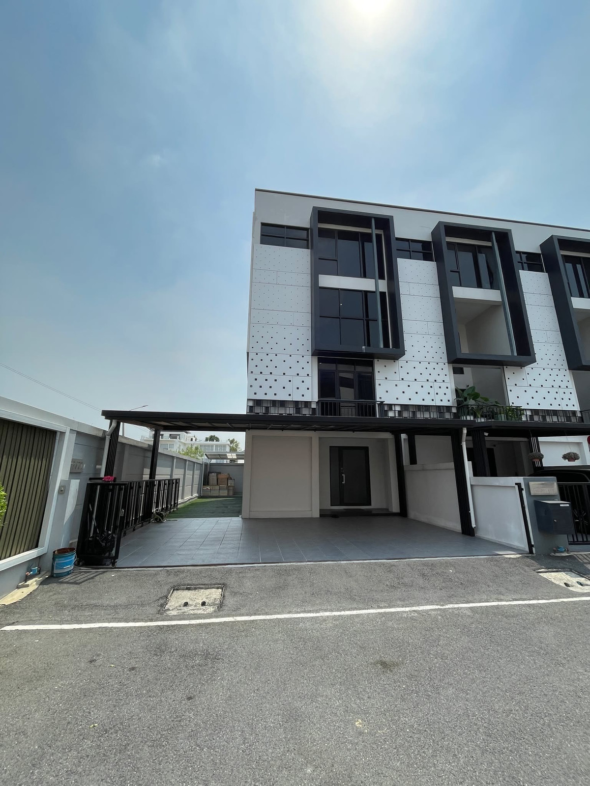 โฮมออฟฟิศ ข้าง รพ.สินแพทย์ / 3 ห้องนอน (เช่า), Home Office Near Synphaet Hospital / 3 Bedrooms (FOR RENT) MNT079