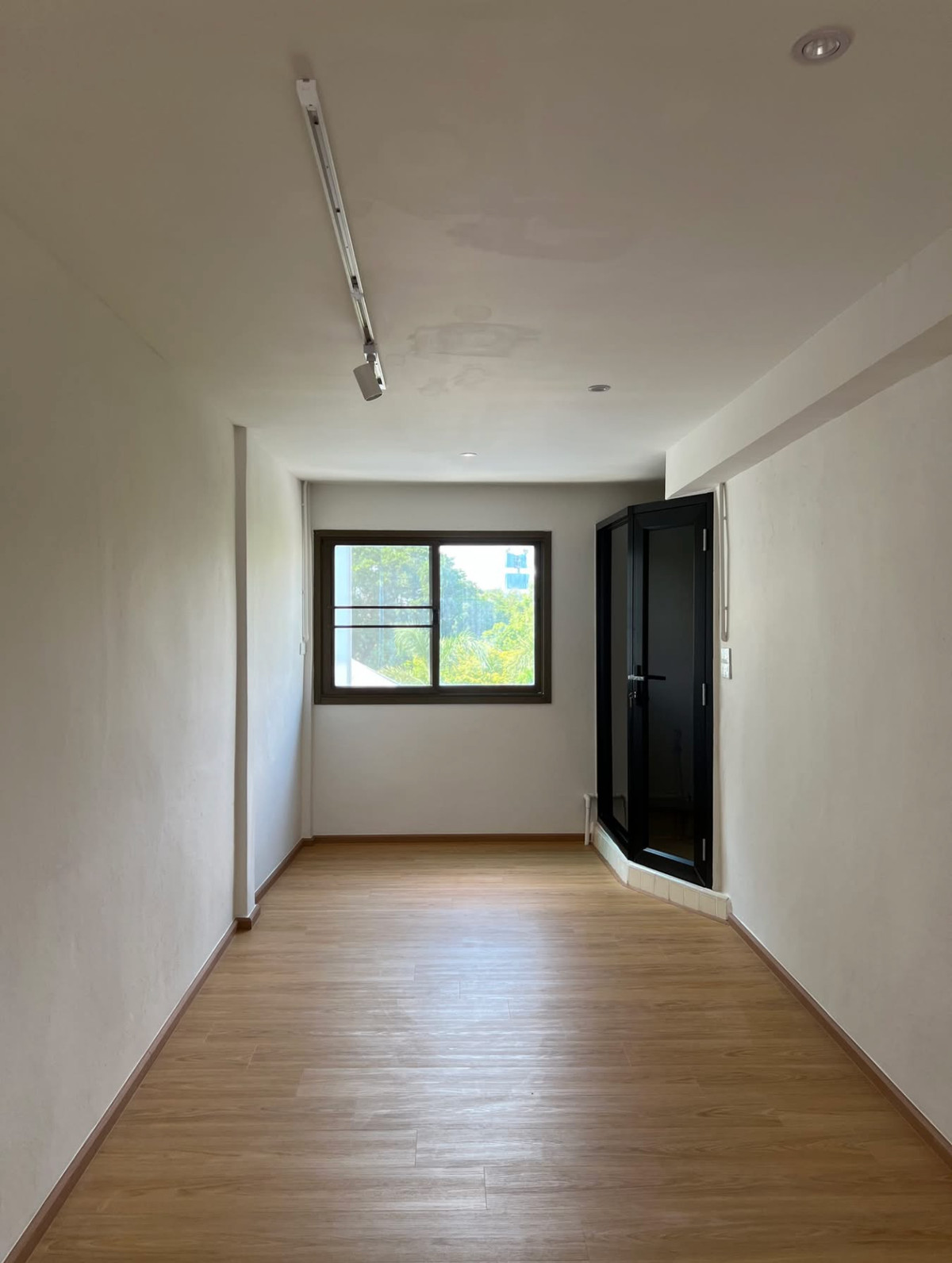 ทาวน์เฮ้าส์ ซอยเจริญนคร 14 / 3 ห้องนอน (ขายพร้อมผู้เช่า), Townhouse Soi Charoennakorn 14 / 3 Bedrooms (SALE WITH TENANT) DML002