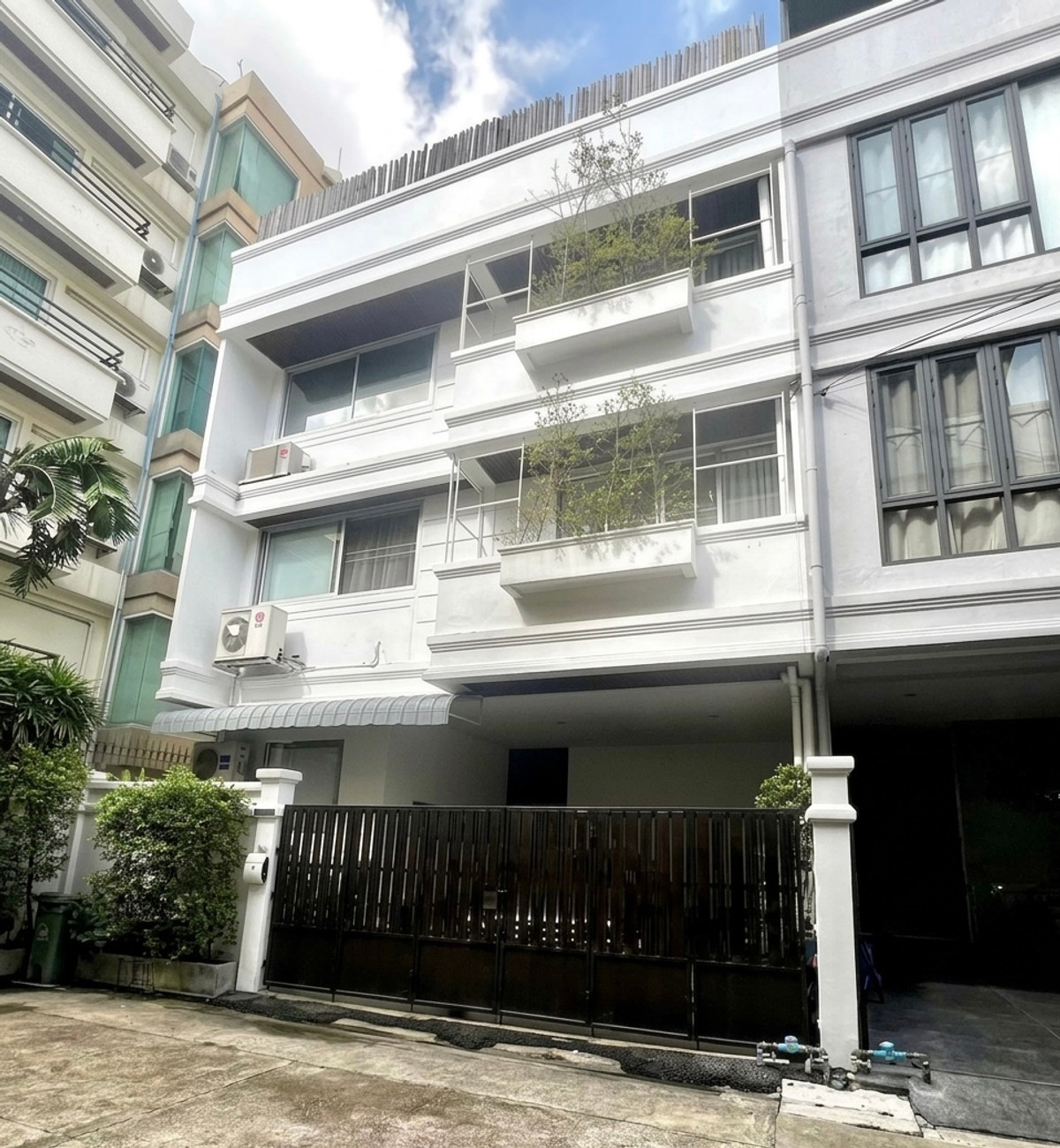 ทาวน์โฮม 4 ชั้น สุขุมวิท 71 / 4 ห้องนอน (เช่า), Townhome Sukhumvit 71 / 4 Bedrooms (FOR RENT) GNG071