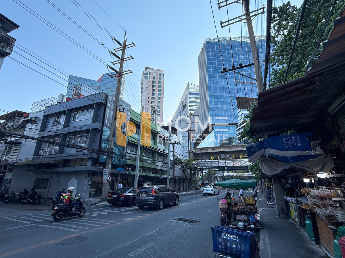 อาคารพาณิชย์ 3 คูหา ซอยสุขุมวิท 101/1 / 2 ห้องนอน (ขาย), Commercial Building Soi Sukhumvit 101/1 / 2 Bedrooms (FOR SALE) GNG052