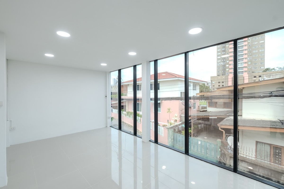 อาคารพาณิชย์ ซอยสุขุมวิท 68 / 3 ห้องนอน (ขาย), Commercial Building Soi Sukhumvit 68 / 3 Bedrooms (FOR SALE) GNG120