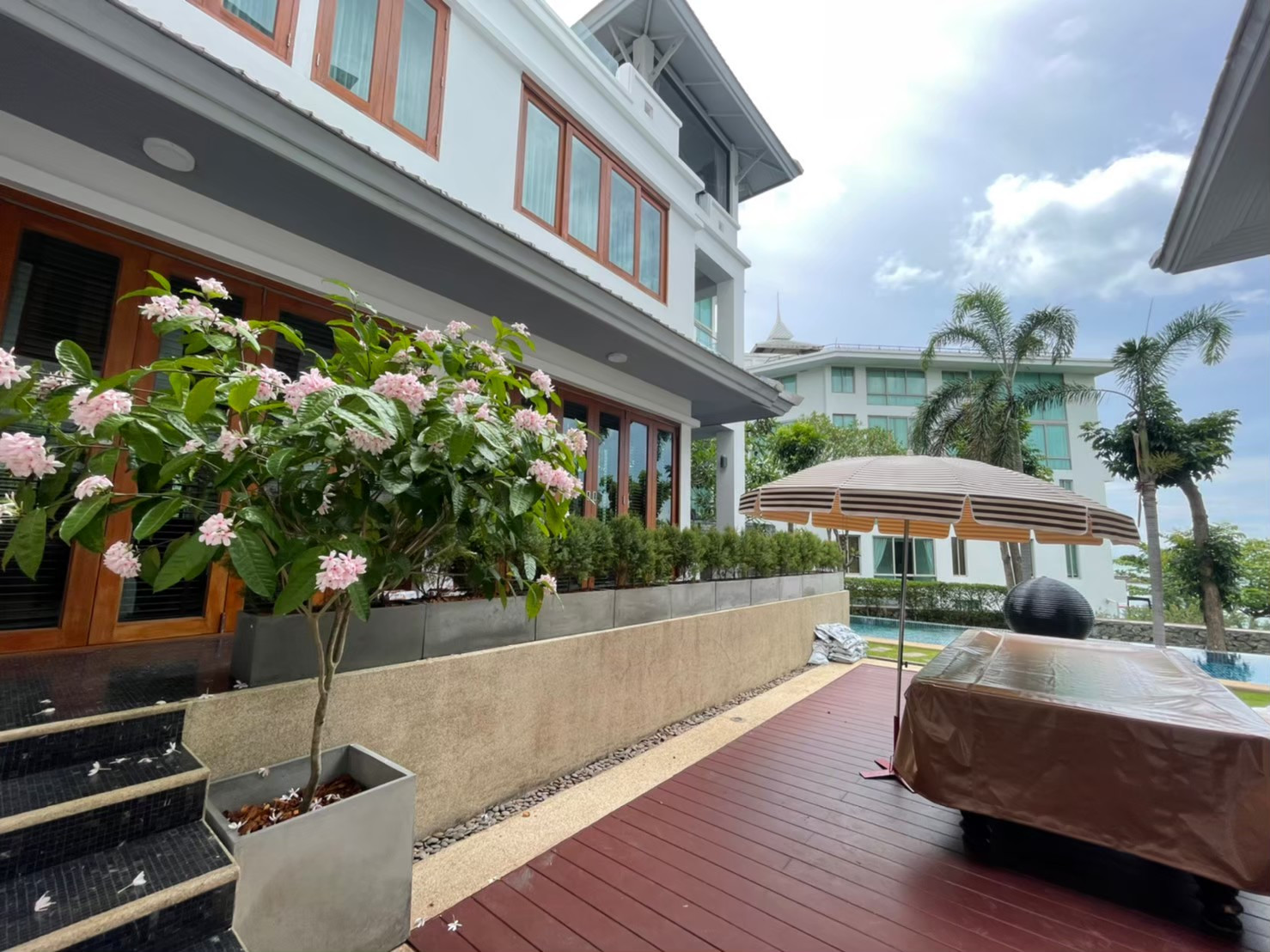 บ้านหรูติดทะเล พัทยาเหนือ ติดปราสาทสัจธรรม / 5 ห้องนอน (ขาย), Luxury Beachfront House North Pattaya / 5 Bedrooms (FOR SALE) KP020