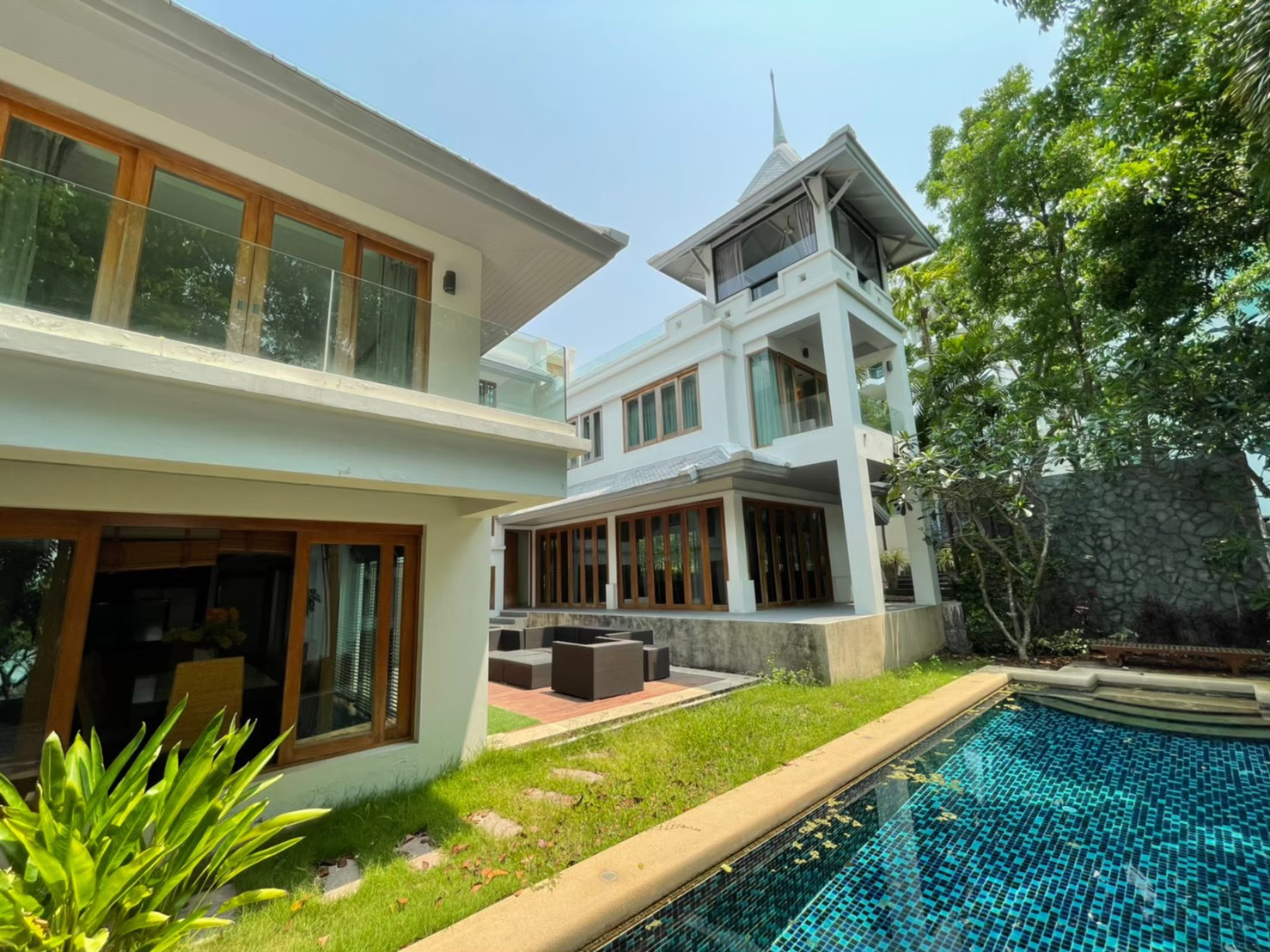 บ้านหรูติดทะเล พัทยาเหนือ ติดปราสาทสัจธรรม / 5 ห้องนอน (เช่า), Luxury Beachfront House North Pattaya / 5 Bedrooms (FOR RENT) KP020