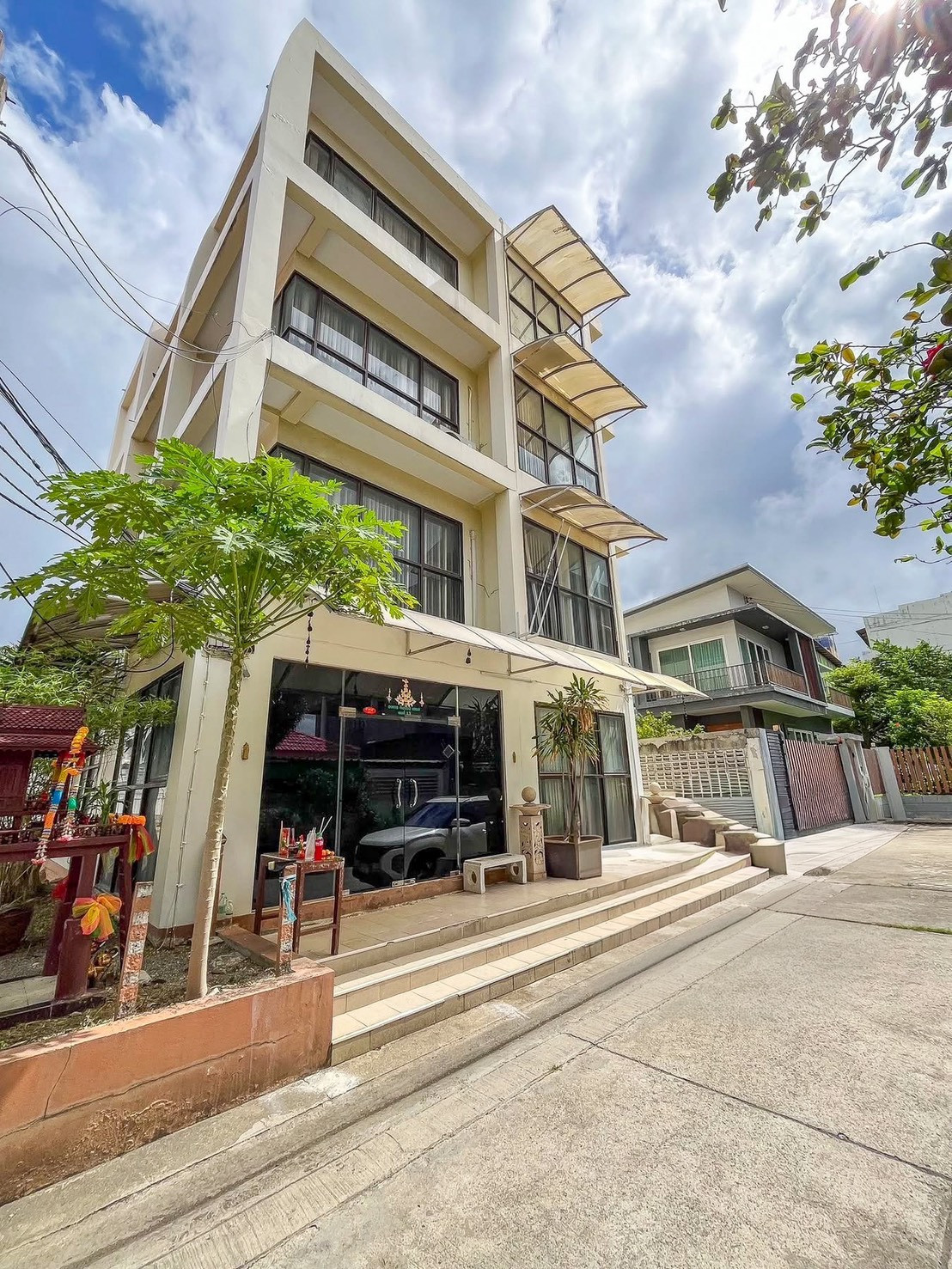 อาคารสำนักงาน รามคำแหง ซอย 64 / 4 ห้องนอน (ขาย), Office Building Ramkhamhaeng Soi 64 / 4 Bedrooms (FOR SALE) BZD185