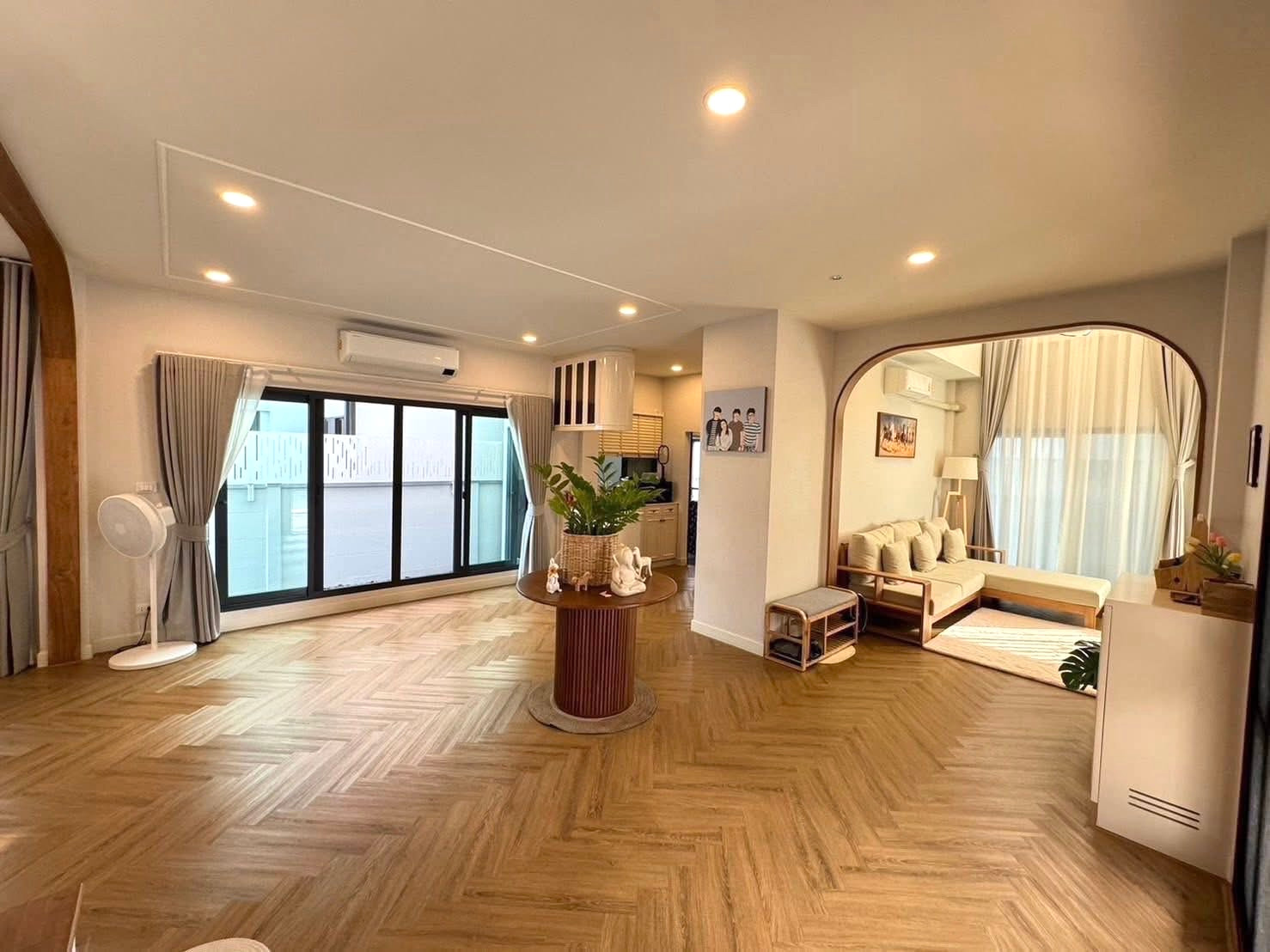 เซนโทร พหลฯ - วิภาวดี 2 / 4 ห้องนอน (ขาย), Centro Phahol - Vibhavadi 2 / 4 Bedrooms (FOR SALE) BNS159