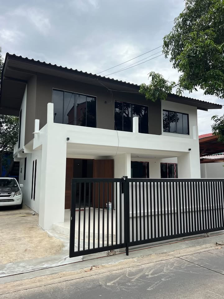 บ้านเดี่ยว เฉลิมพระเกียรติ ร.9 ซอย 14 / 3 ห้องนอน (ขาย), Detached House Chalerm Phrakiat Rama 9 Soi 14 / 3 Bedrooms (FOR SALE) POON262