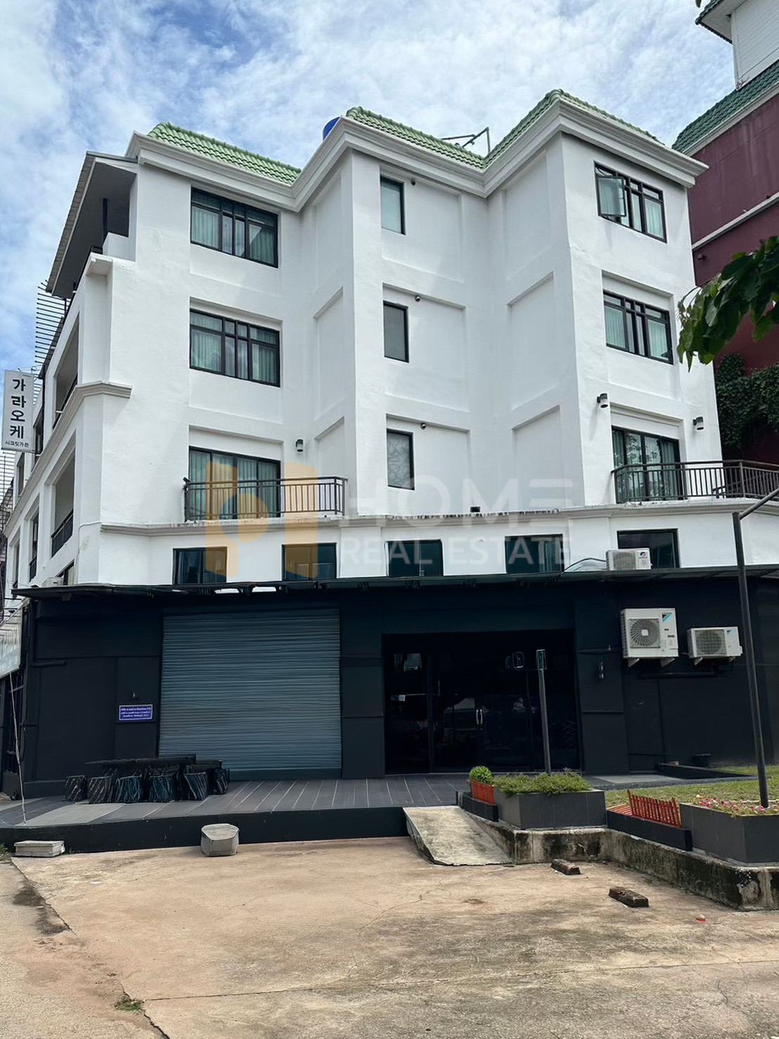 อาคารพาณิชย์ 3 คูหา ศรีราชานคร / 14 ห้องนอน (ขาย), Commercial Building Srirachanakorn / 14 Bedrooms (FOR SALE) YEAN195