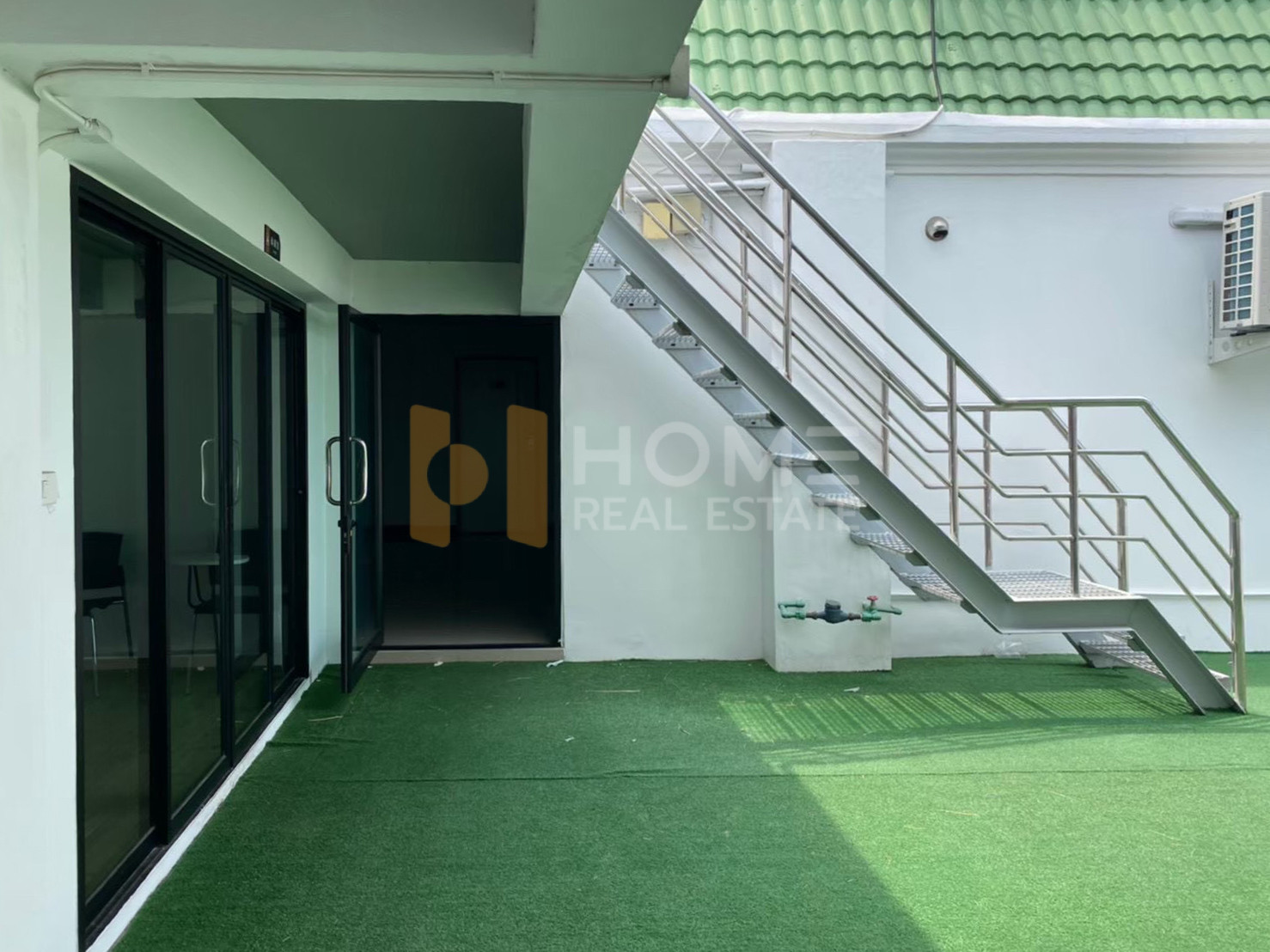 อาคารพาณิชย์ 3 คูหา ศรีราชานคร / 14 ห้องนอน (เช่า), Commercial Building Srirachanakorn / 14 Bedrooms (FOR RENT) YEAN195