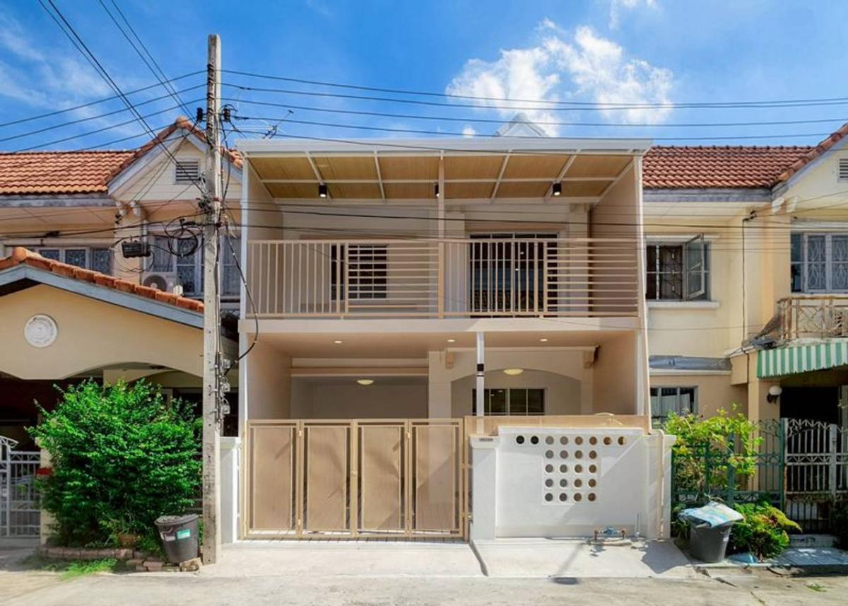 ทาวน์เฮ้าส์ หมู่บ้าน บุศรินทร์ / 4 ห้องนอน (ขาย), Townhouse Bussarin Bangbuathong / 4 Bedrooms (FOR SALE) EARK045