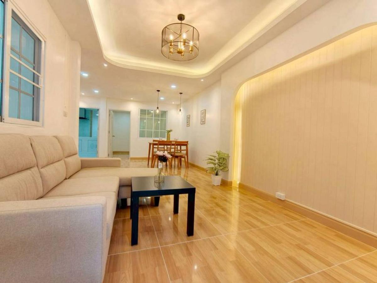 ทาวน์เฮ้าส์ หมู่บ้าน บุศรินทร์ / 4 ห้องนอน (ขาย), Townhouse Bussarin Bangbuathong / 4 Bedrooms (FOR SALE) EARK045