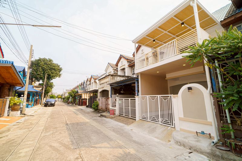ทาวน์เฮ้าส์ หมู่บ้านลุมพินี บางบัวทอง / 3 ห้องนอน (ขาย), Townhouse Lumpini - Bang Bua Thong / 3 Bedrooms (FOR SALE) EARK050
