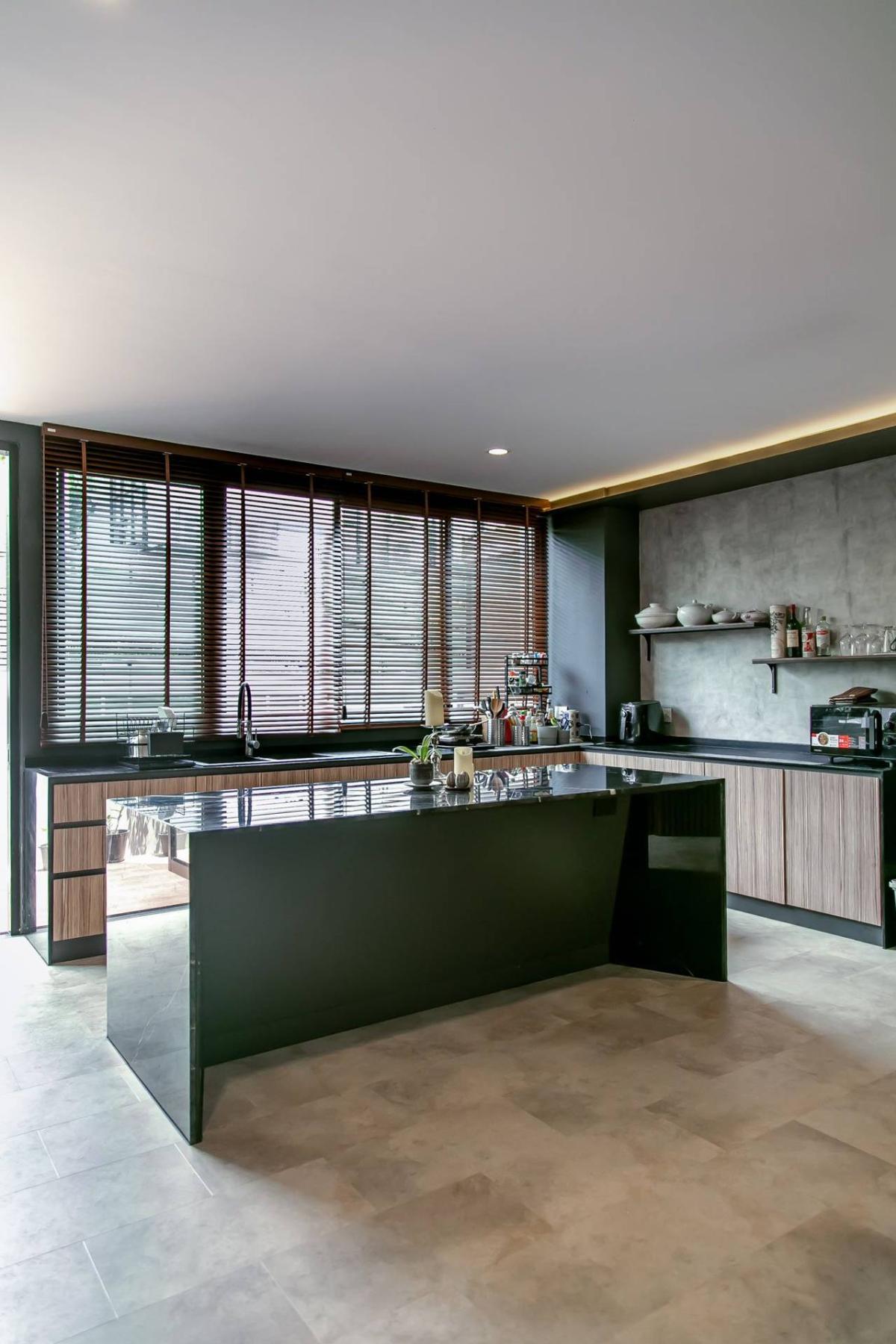 ทาวน์โฮม เนอวานา ดีฟายน์ พระราม 9 / 4 ห้องนอน (ขายพร้อมผู้เช่า), Townhome Nirvana Define rama 9 / 4 Bedrooms (SALE WITH TENANT) BZD229
