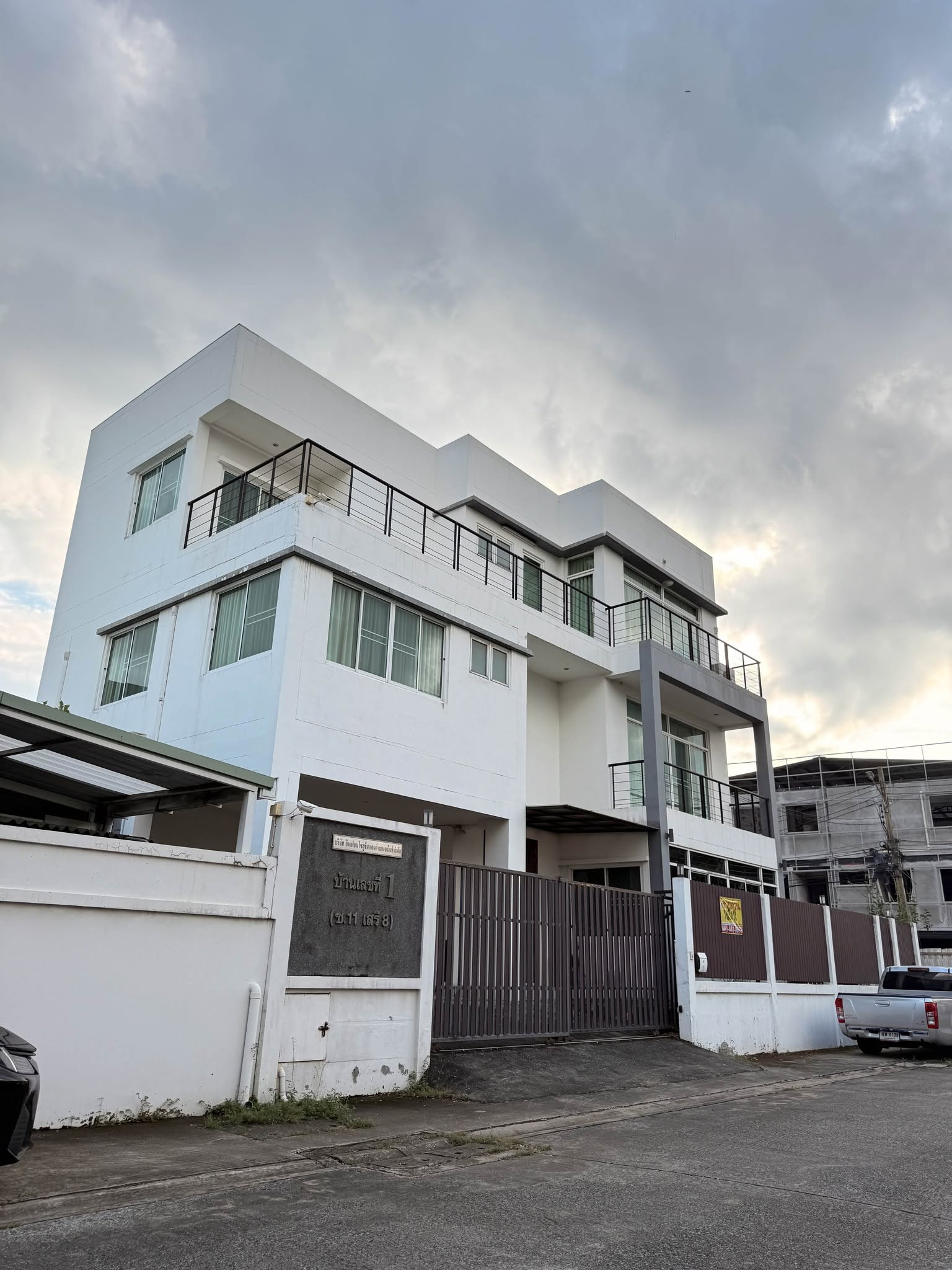 บ้านเดี่ยว 3 ชั้น พระราม 9 ซอย 62 / 4 ห้องนอน (เช่า), 3-story detached house Rama 9 Soi 62 (FOR RENT) BZD215