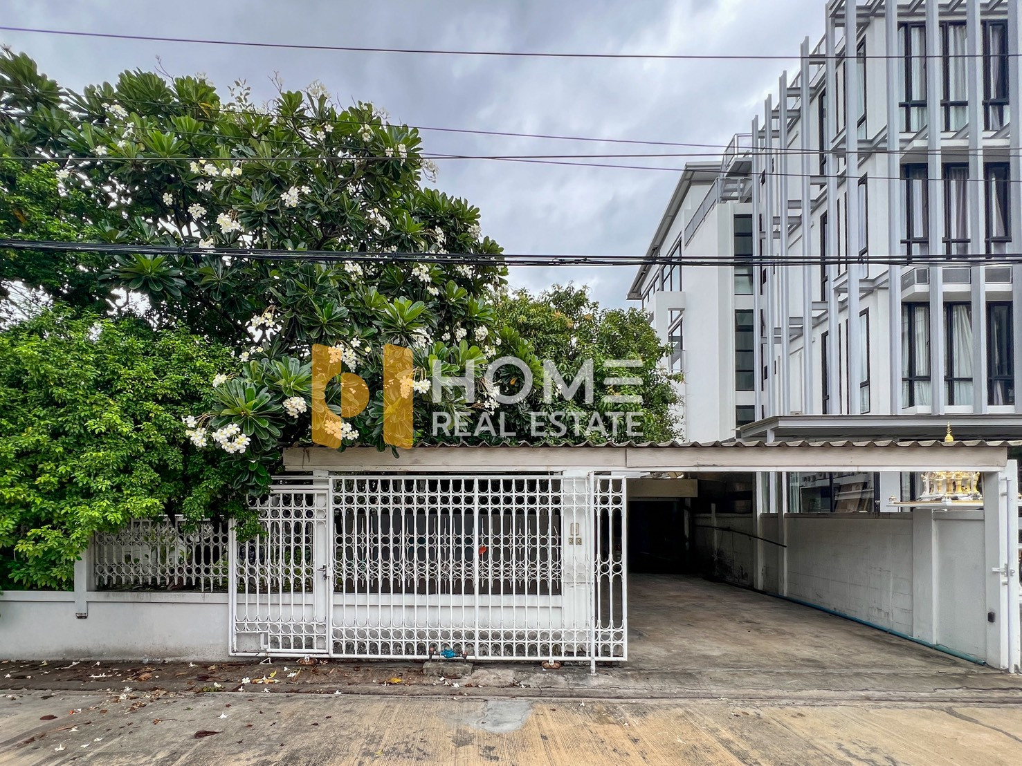 หมู่บ้านเสรี รามคำแหง - พระราม 9 / 4 ห้องนอน (ขาย), Seri Village Ramkhamhaeng - Rama 9 / 4 Bedrooms (FOR SALE) BZD205