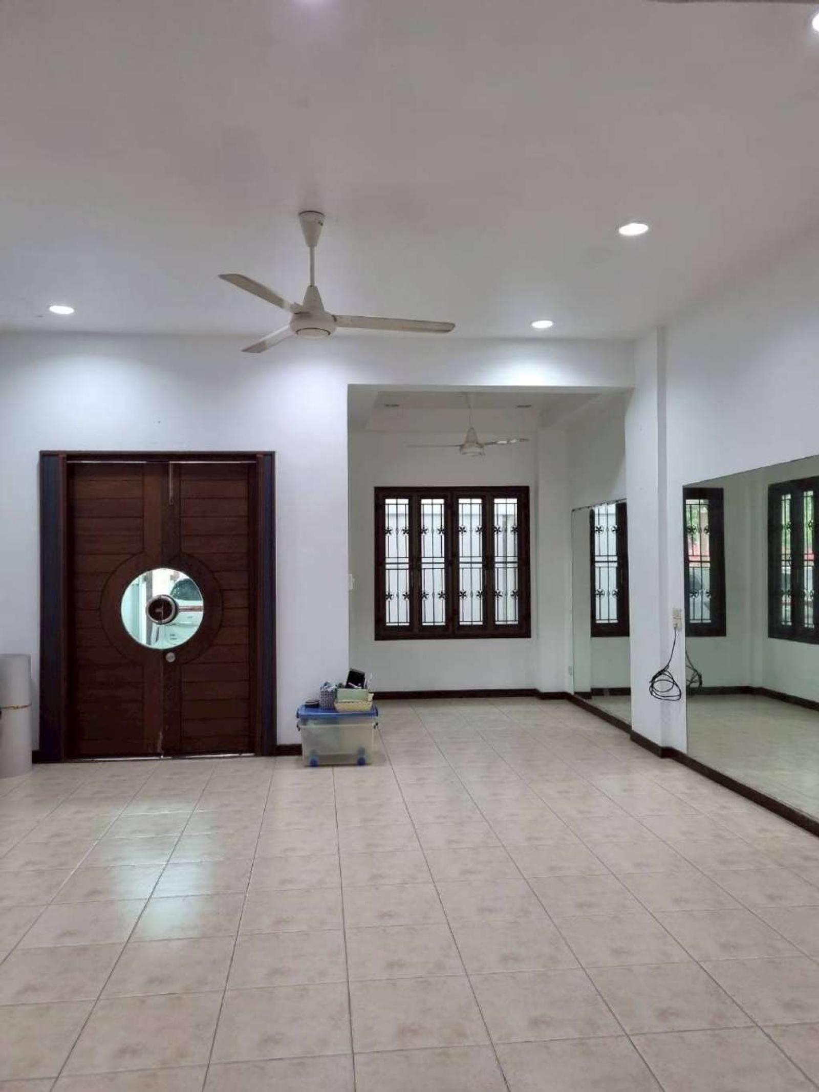 ทาวน์โฮม 32 ตร.ว. ซอยปรีดีพนมยงค์26 ซอยพัฒนเวศน์3 / 4 ห้องนอน (ขาย), Townhome, 32 sq.wa., Soi Pridi Phanomyong 26, Soi Pattanawet 3. / 4 Bedrooms (FOR SALE) GNG213