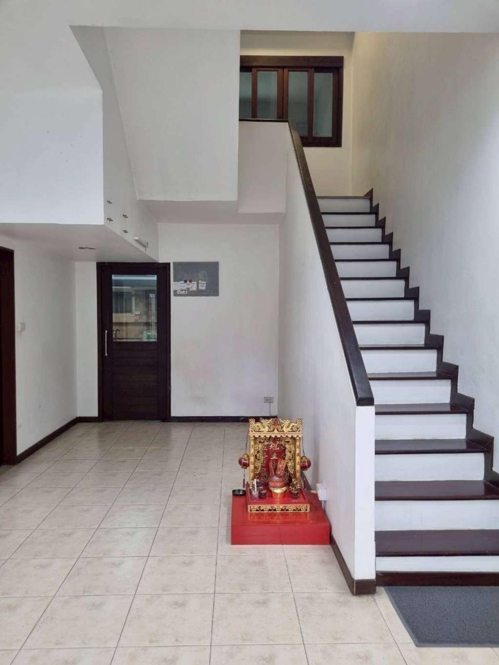 ทาวน์โฮม 32 ตร.ว. ซอยปรีดีพนมยงค์26 ซอยพัฒนเวศน์3 / 4 ห้องนอน (ขาย), Townhome, 32 sq.wa., Soi Pridi Phanomyong 26, Soi Pattanawet 3. / 4 Bedrooms (FOR SALE) GNG213