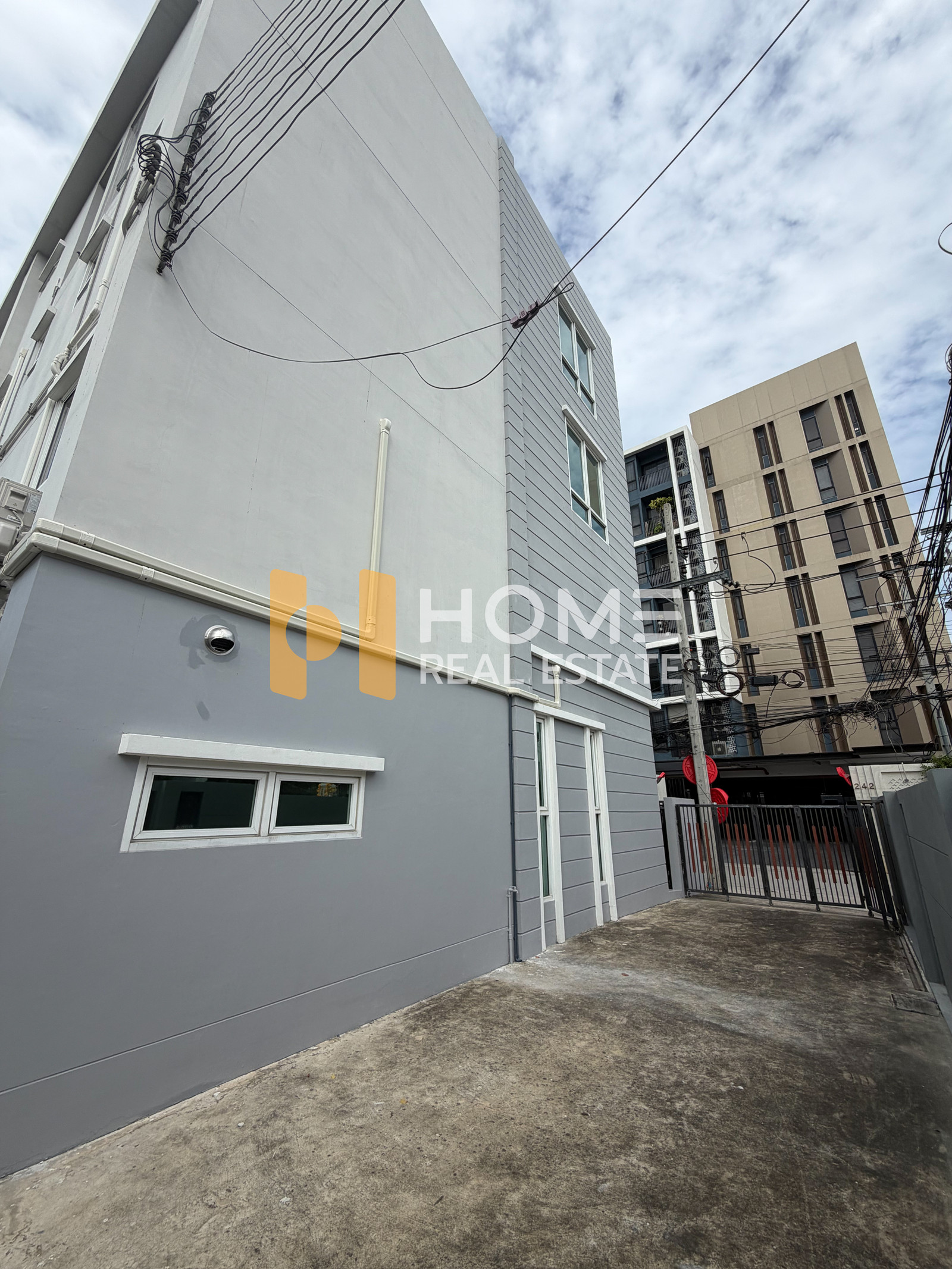 ทาวน์เฮ้าส์ ซอยแบริ่ง 13 / 2 ห้องนอนพลัส (ขาย), Townhouse, Soi Bearing 13 / 2 Bed Plus (FOR SALE) DA107