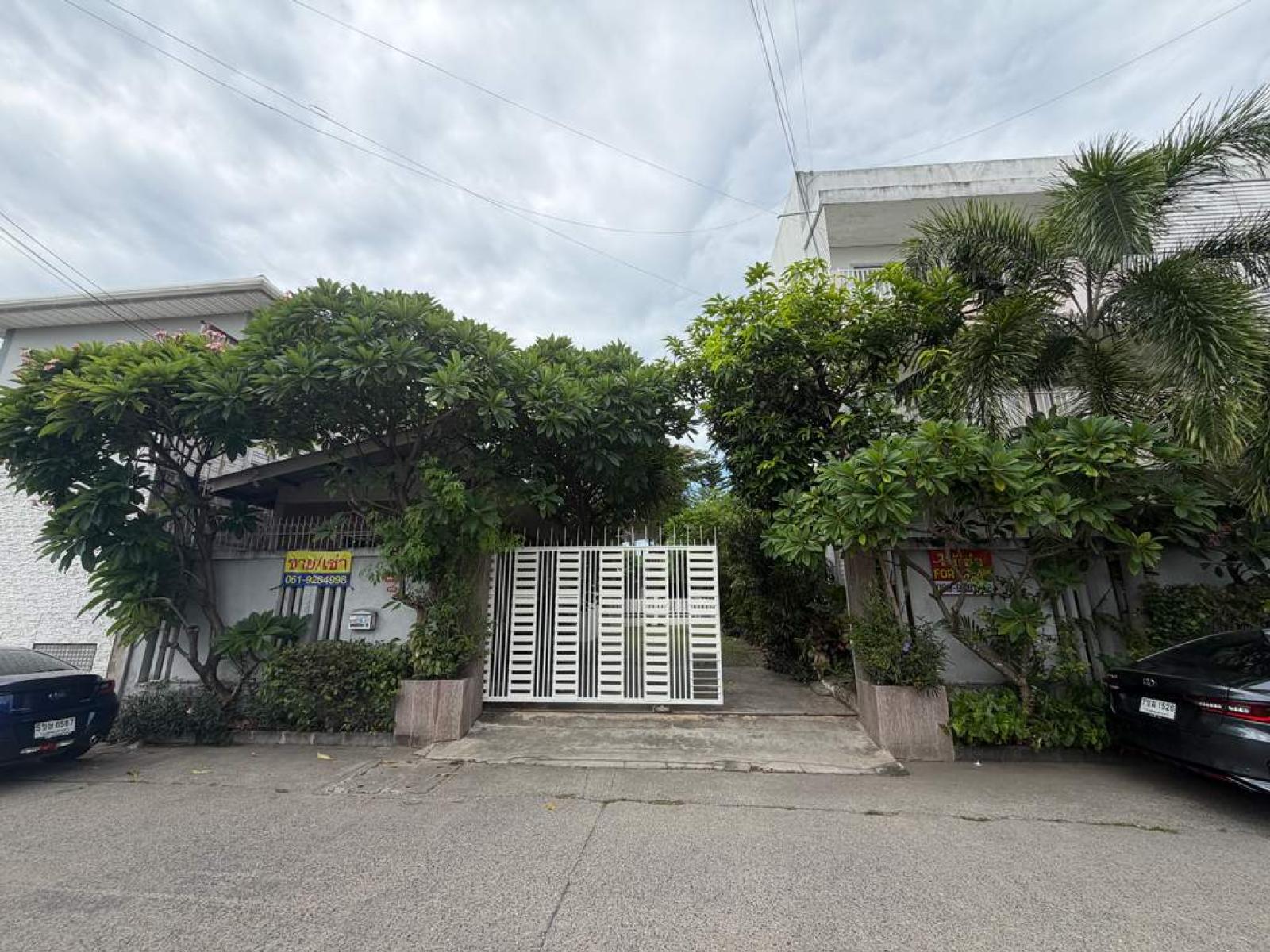 Apartments and houses in Soi Bearing 19/3. / 12 Bedrooms (FOR SALE), อพาร์ทเท้นท์และบ้าน ซอยแบริ่ง 19/3 / 12 ห้องนอน (ขาย) DA106