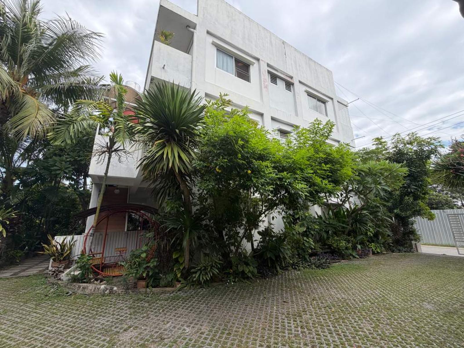 Apartments and houses in Soi Bearing 19/3. / 12 Bedrooms (FOR RENT), อพาร์ทเท้นท์และบ้าน ซอยแบริ่ง 19/3 / 12 ห้องนอน (ให้เช่า) DA106