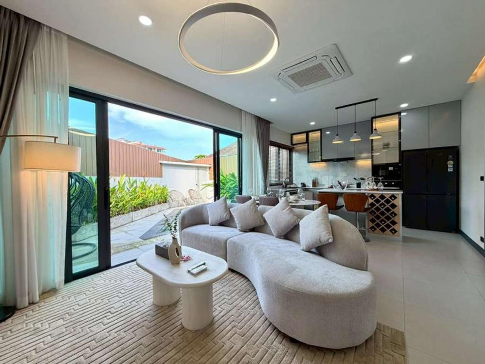บ้านเดี่ยวสไตล์โมเดิร์นพร้อมสระว่ายน้ำส่วนตัว ทำเลดีเยี่ยมใจกลางเมืองพัทยา ซอยเฉลิมพระเกียรติ 10/1 / 3 ห้องนอน (ขาย), Modern style Single house Pool villa, Prime location in the heart of Central Pattaya Soi Chaloem Prakiat 10/1 / 3 Bedrooms (FOR SALE) KP1