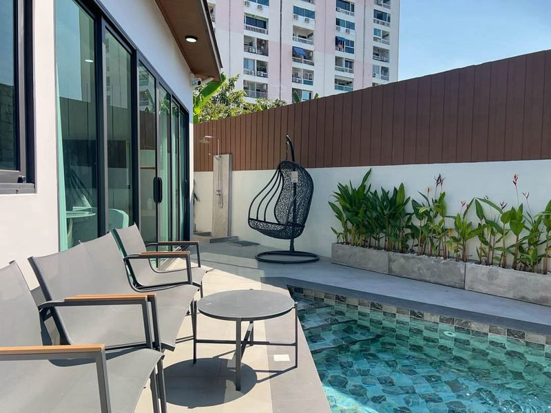 บ้านเดี่ยวสไตล์โมเดิร์นพร้อมสระว่ายน้ำส่วนตัว ทำเลดีเยี่ยมใจกลางเมืองพัทยา ซอยเฉลิมพระเกียรติ 10/1 / 3 ห้องนอน (ขาย), Modern style Single house Pool villa, Prime location in the heart of Central Pattaya Soi Chaloem Prakiat 10/1 / 3 Bedrooms (FOR SALE) KP1