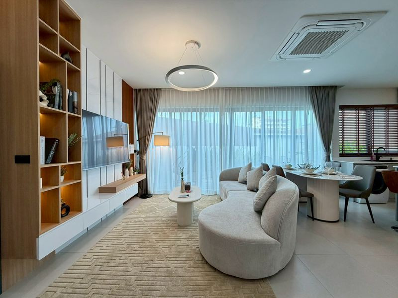 บ้านเดี่ยวสไตล์โมเดิร์นพร้อมสระว่ายน้ำส่วนตัว ทำเลดีเยี่ยมใจกลางเมืองพัทยา ซอยเฉลิมพระเกียรติ 10/1 / 3 ห้องนอน (ขาย), Modern style Single house Pool villa, Prime location in the heart of Central Pattaya Soi Chaloem Prakiat 10/1 / 3 Bedrooms (FOR SALE) KP1