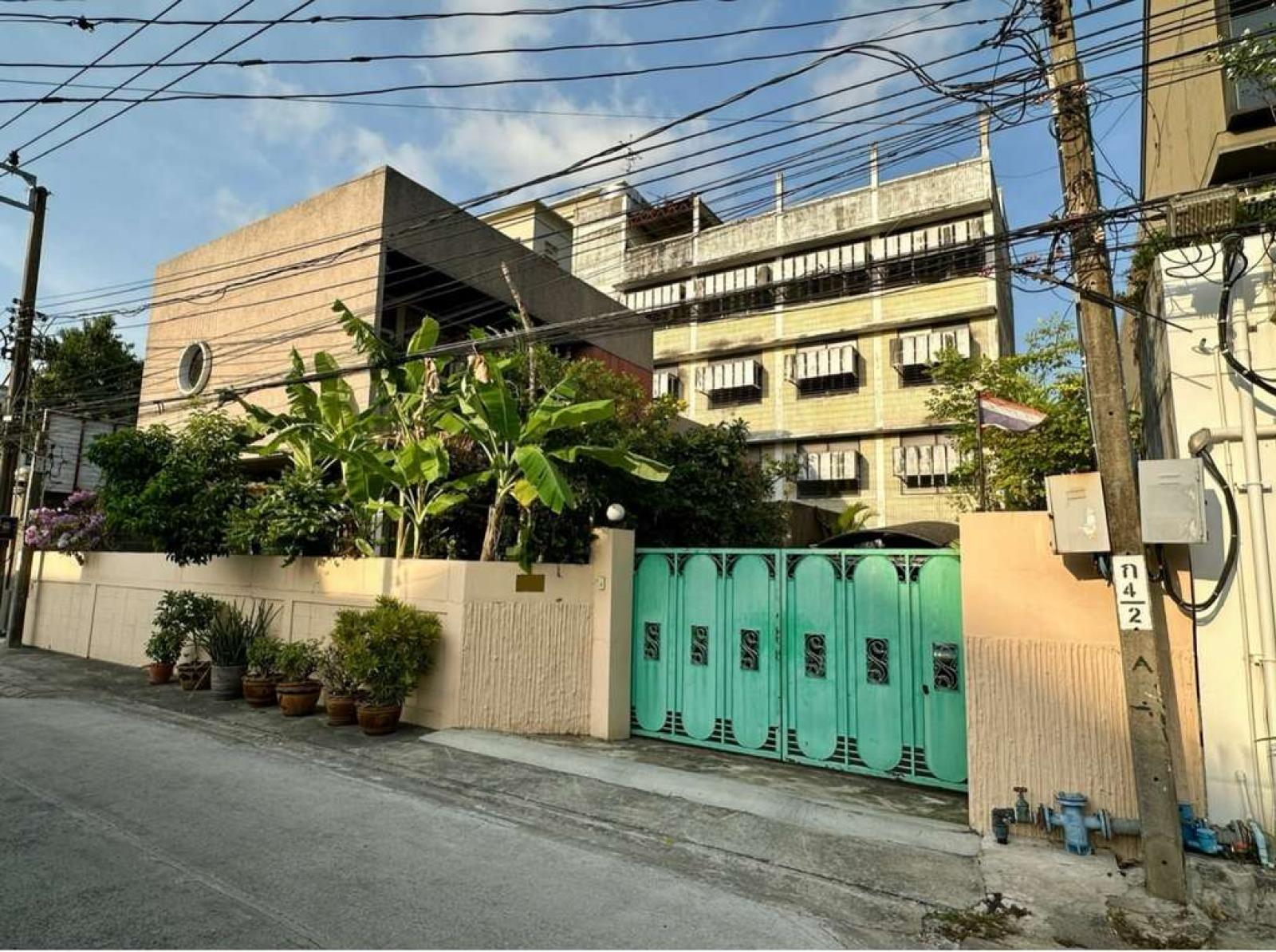 ที่ดินพร้อมสิ่งปลูกสร้าง 210 ตร.ว. ซอยปรีดีพนมยงค์ 42 / 210 ตร.วา (ขาย), Land with buildings, 210 square wah, Soi Pridi Phanomyong 42. / 210 Square Wa (FOR SALE) GNG214