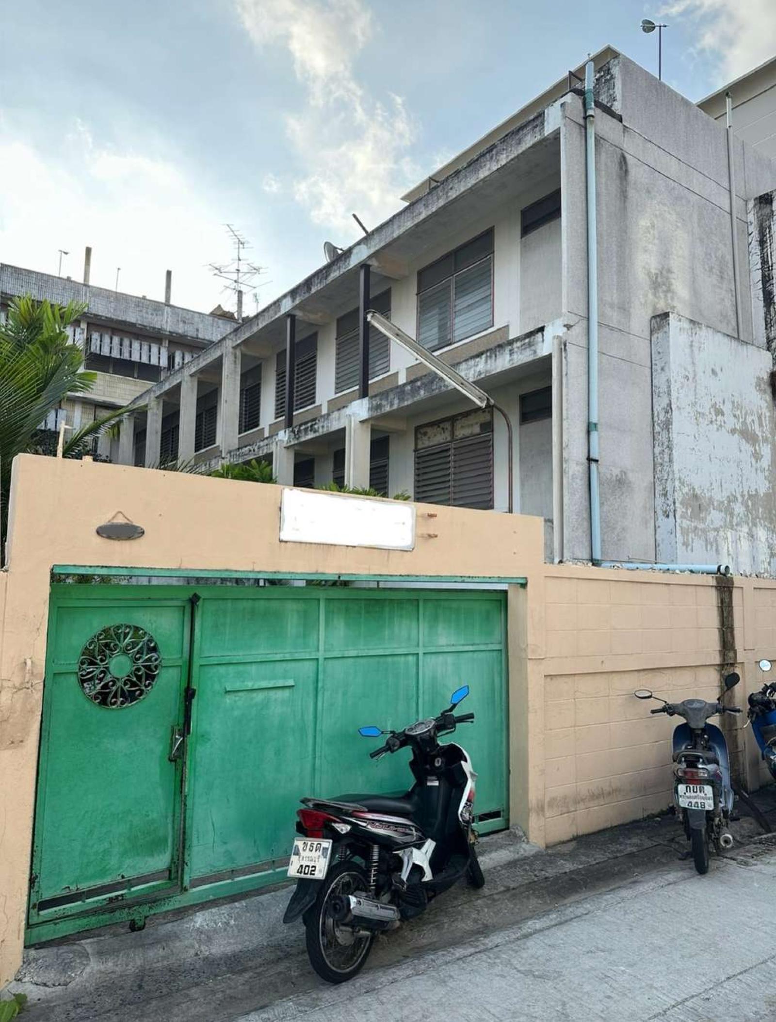 ที่ดินพร้อมสิ่งปลูกสร้าง 210 ตร.ว. ซอยปรีดีพนมยงค์ 42 / 210 ตร.วา (ขาย), Land with buildings, 210 square wah, Soi Pridi Phanomyong 42. / 210 Square Wa (FOR SALE) GNG214