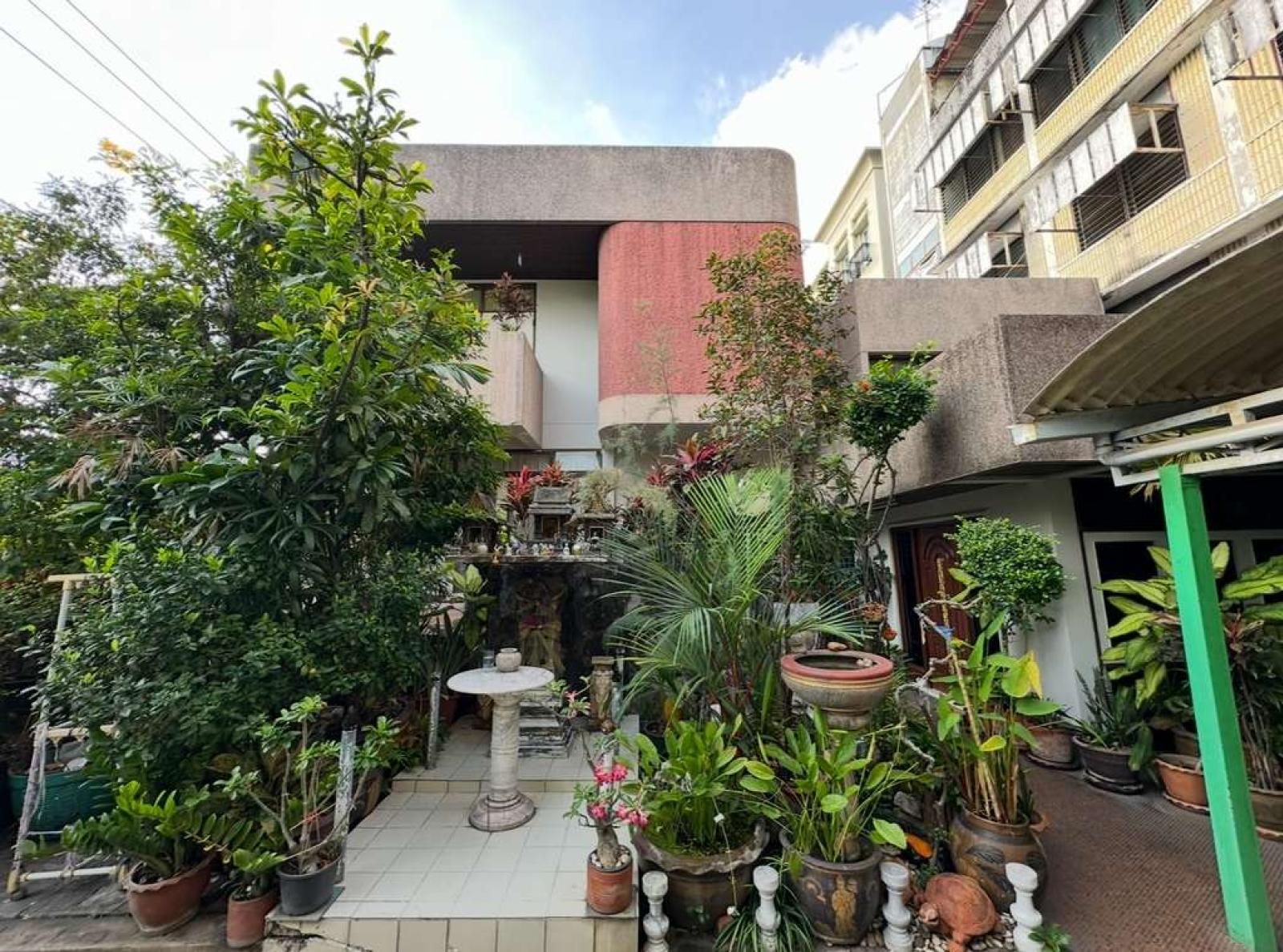 ที่ดินพร้อมสิ่งปลูกสร้าง 210 ตร.ว. ซอยปรีดีพนมยงค์ 42 / 210 ตร.วา (ขาย), Land with buildings, 210 square wah, Soi Pridi Phanomyong 42. / 210 Square Wa (FOR SALE) GNG214