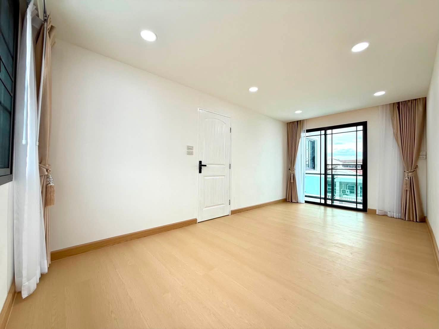 ทาวน์โฮม 3 ชั้น ซอย เพชรเกษม 68 / 5 ห้องนอน (ขาย), 3-story townhome, Soi Phetkasem 68 / 5 Bedrooms (FOR SALE) BALL440
