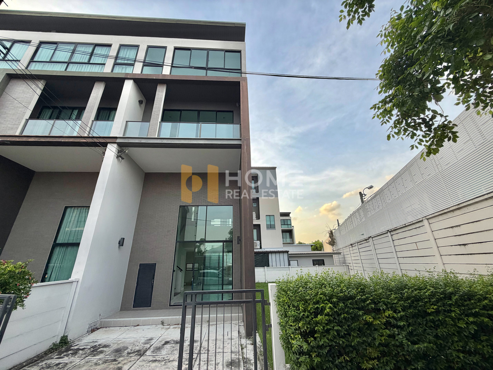 🏡 ทาวน์โฮมแปลงมุม สเปซใหญ่ฟีลบ้านเดี่ยว 🏡 บ้านกลางเมือง วิภาวดี 64 / 3 ห้องนอน (ขาย), Baan Klang Muang Vibhavadi 64 / 3 Bedrooms (FOR SALE) BNS158
