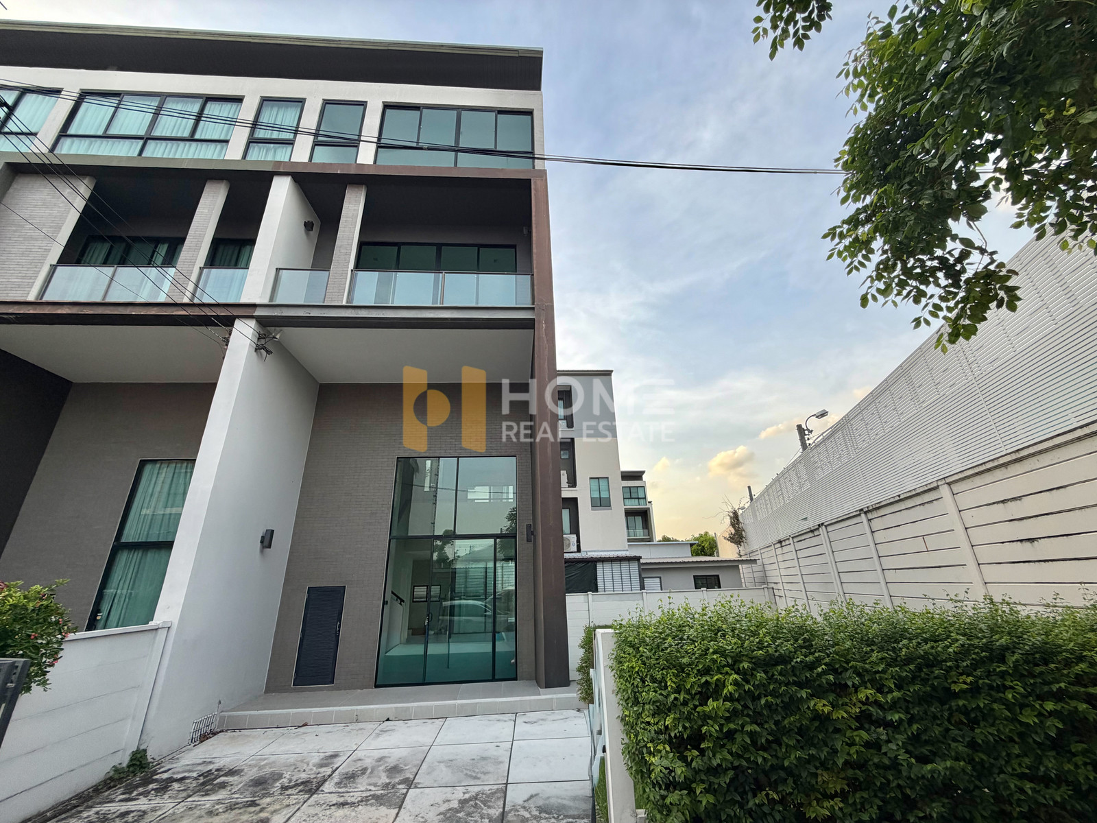 🏡 ทาวน์โฮมแปลงมุม สเปซใหญ่ฟีลบ้านเดี่ยว 🏡 บ้านกลางเมือง วิภาวดี 64 / 3 ห้องนอน (ขาย), Baan Klang Muang Vibhavadi 64 / 3 Bedrooms (FOR SALE) BNS158