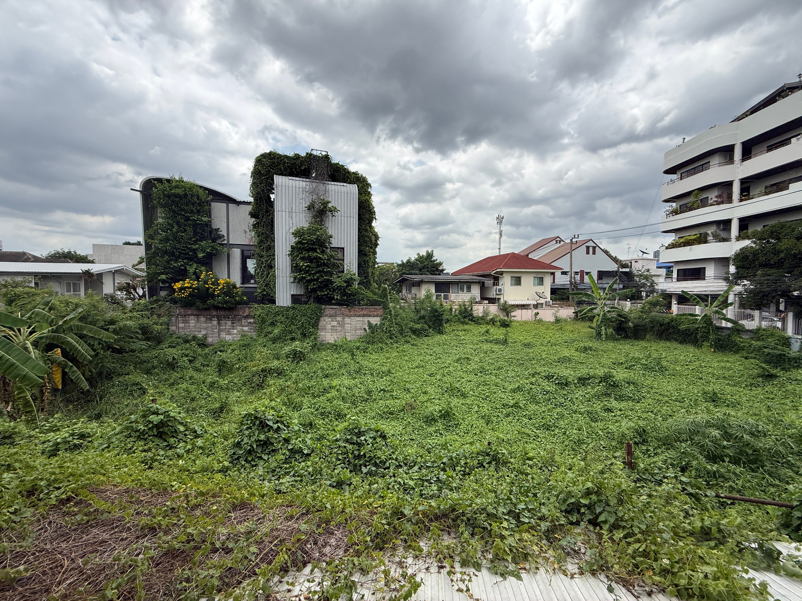 ที่ดินพร้อมอาคาร 403 ตารางวา ปรีดีพนมยงค์ 15 (ขาย), Land with buildings 403 square wa Pridi Phanomyong 15 (FOR SALE) PALM897